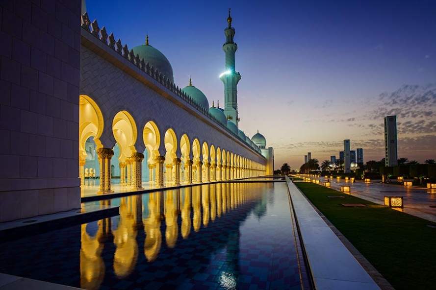 sheikh zayed grand mosque at twilight